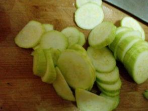 胆结石吃西红柿炒小瓜么,西红柿炒小瓜的养生之道